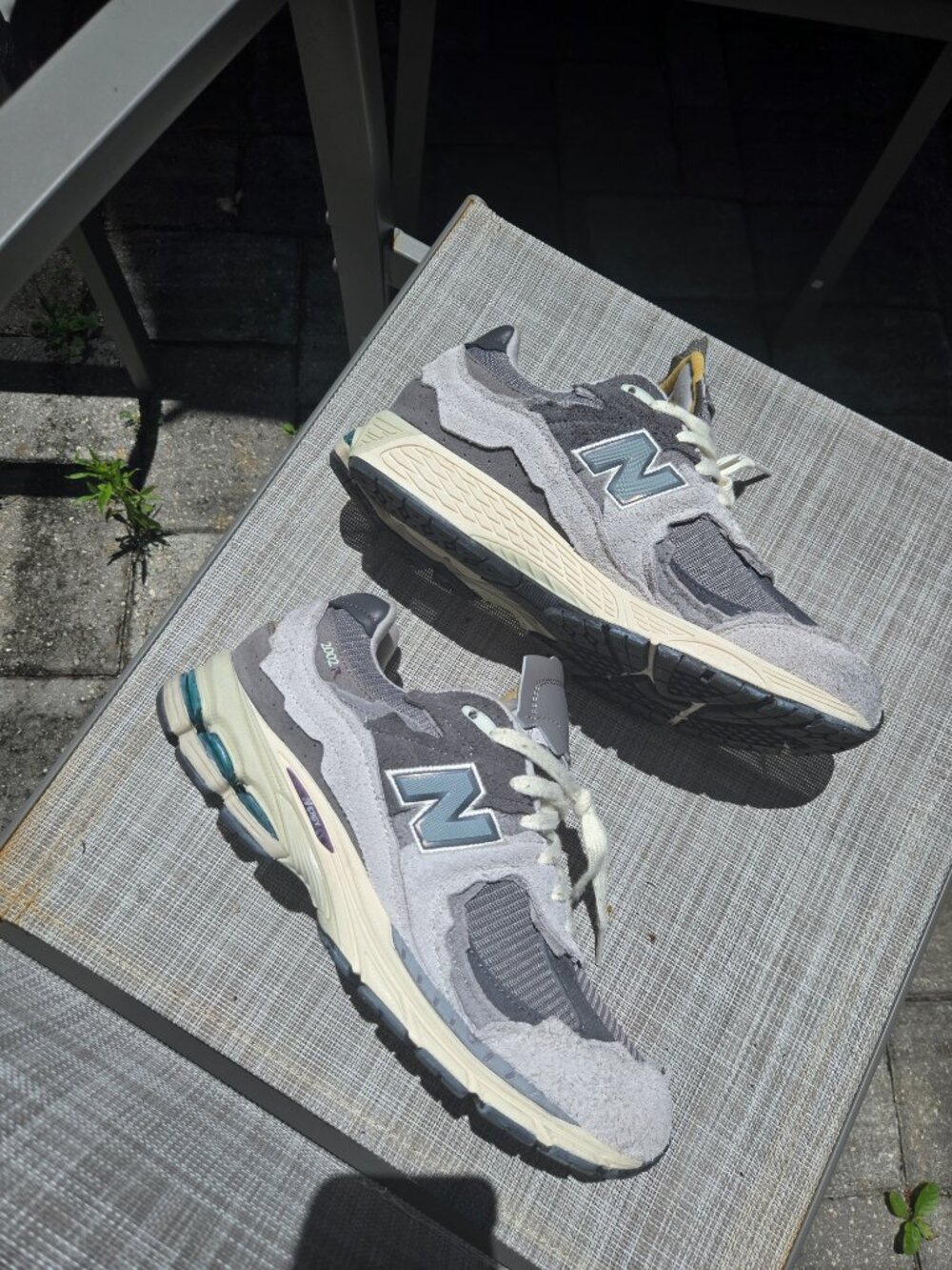 New Balance 2002r Grey Trainers View 3